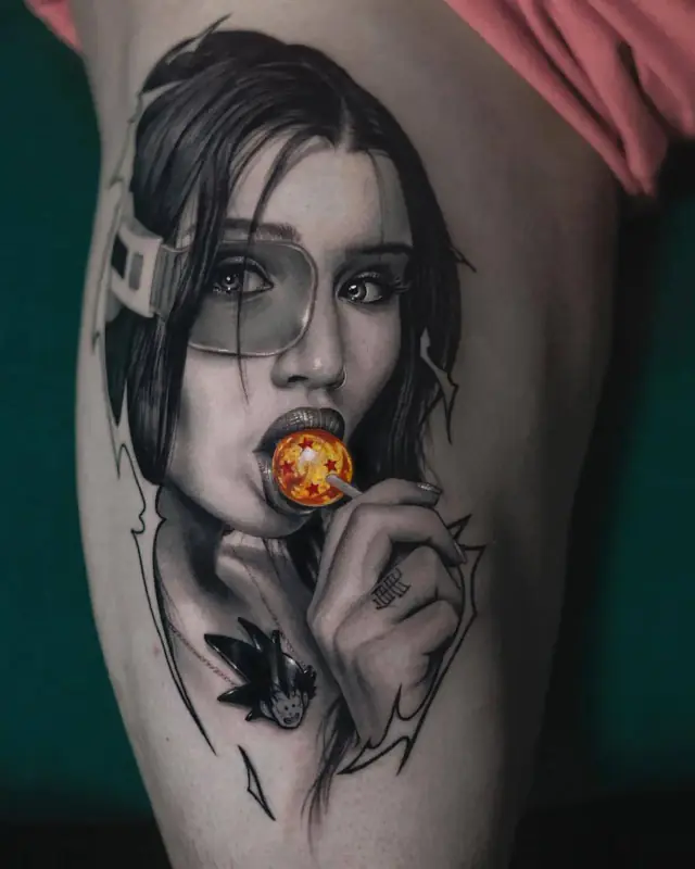 Tatuaje de una mujer de estilo anime con una esfera naranja entre los labios