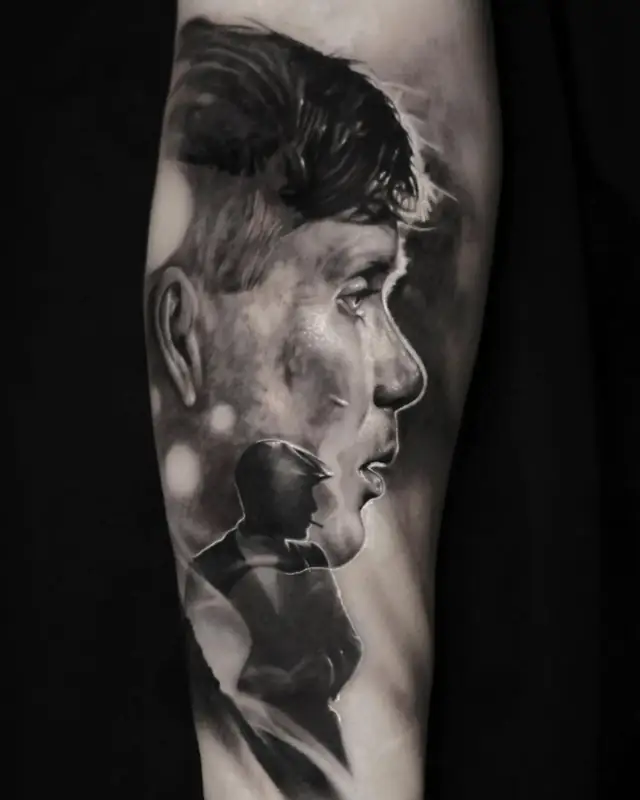 Tatuaje realista en black and grey de un perfil masculino con una silueta superpuesta